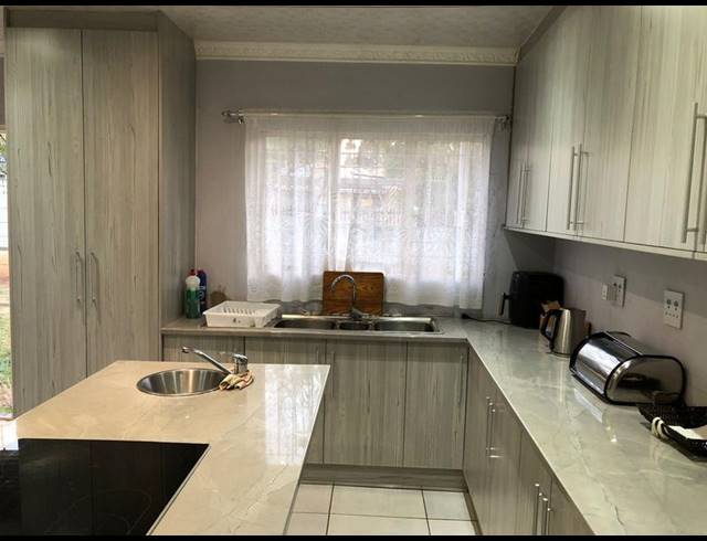 4 BEDROOM HOUSE FOR SALE IN STRUBENSVALLEI
